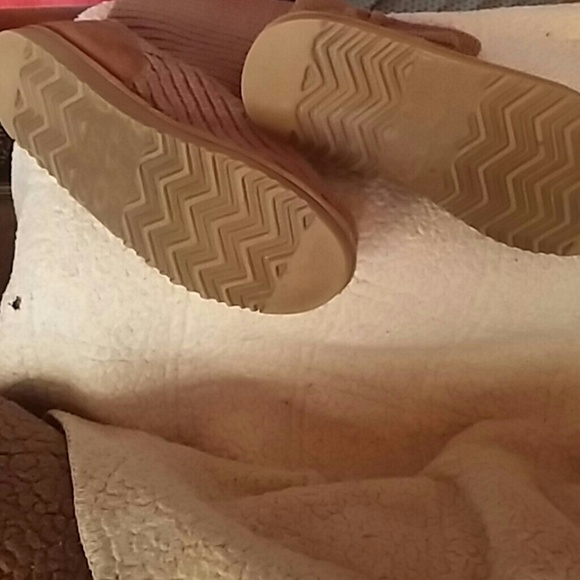 UGGS - Picture 4 of 4